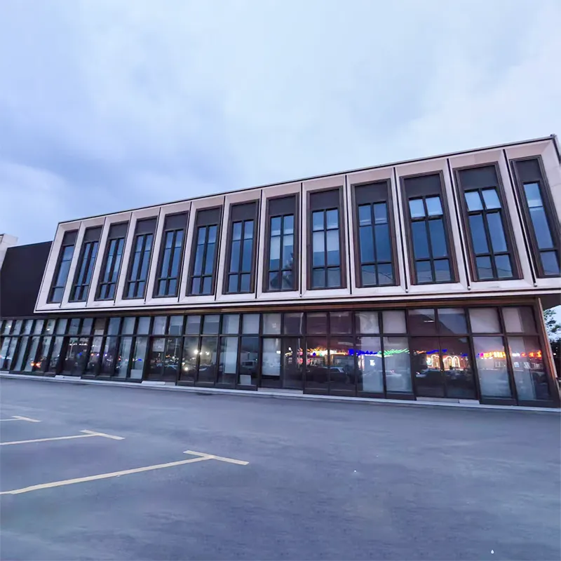 Co je to záclonové sklo a jak může proměnit moderní komerční budovy