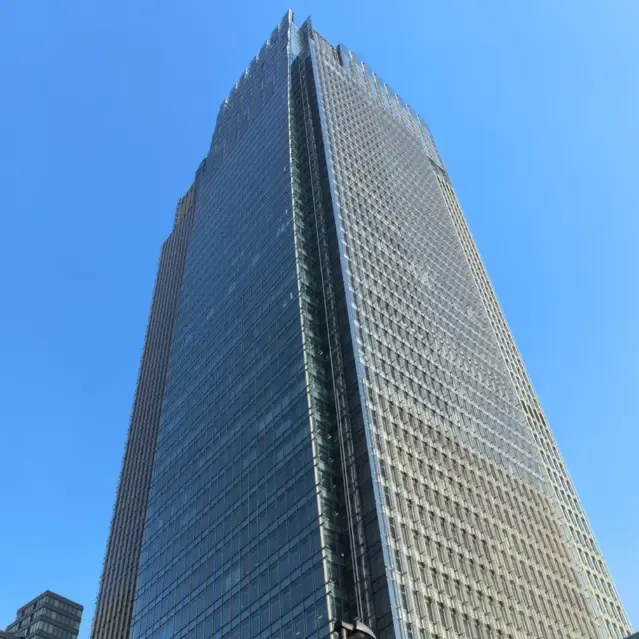 Skleněné závěsové stěny s bodovou podporou